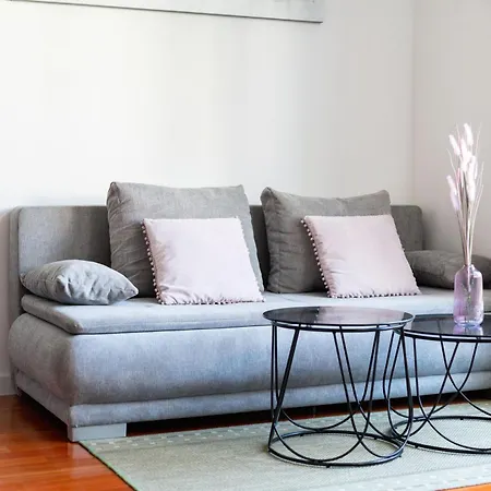 Apartament No 15 *
