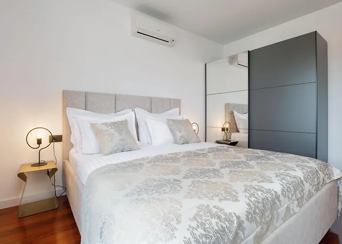 Apartament No 15 *