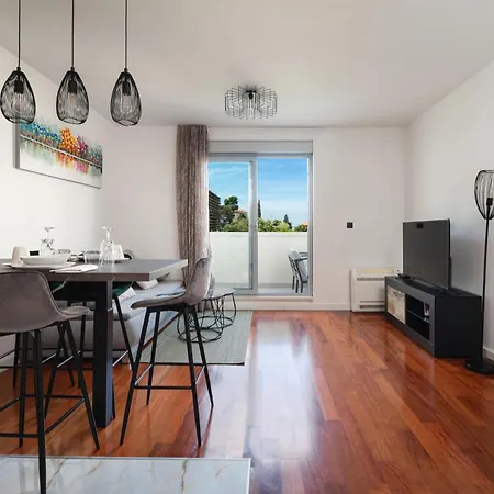 No 15 Apartment Split