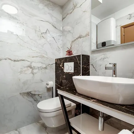 No 15 Apartment Split